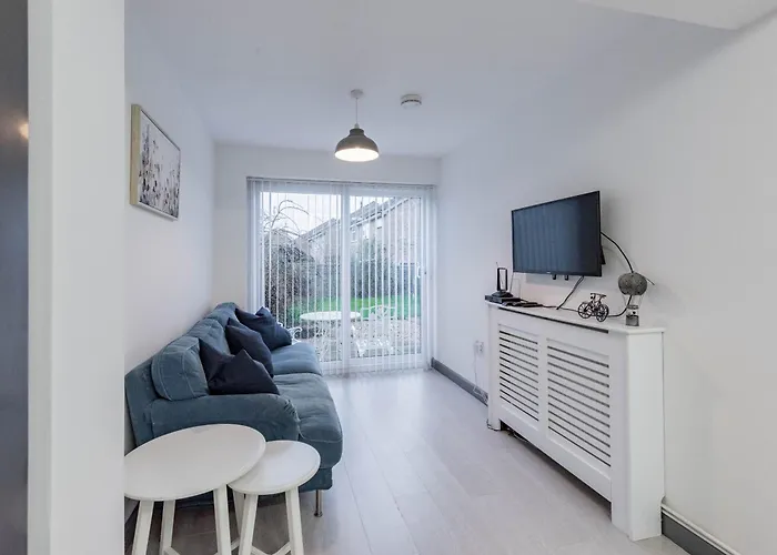 Modern 5 Bed House In Bedford Perfect For Contractors