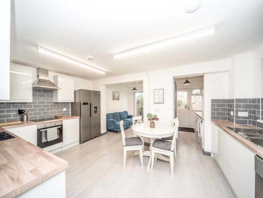 Holiday home Modern 5 Bed House In Perfect For Contractors *