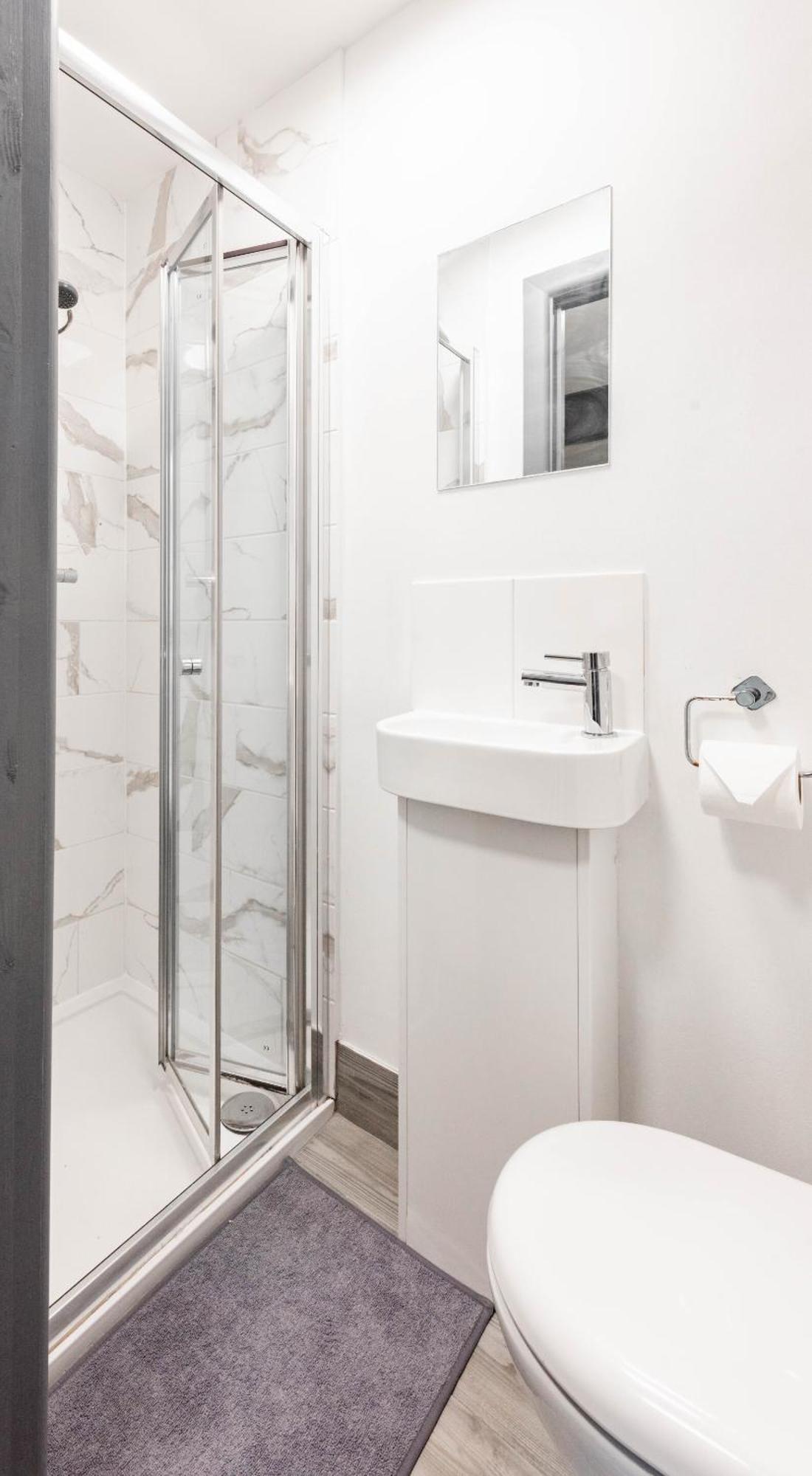 Modern 5 Bed House In Perfect For Contractors Bedford